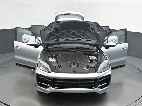 Certified 2025 Porsche Cayenne GTS AWD/4WD image 46