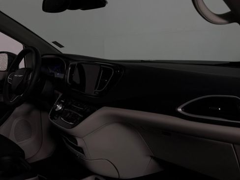 Used 2022 Chrysler Pacifica Touring-L FWD image 32