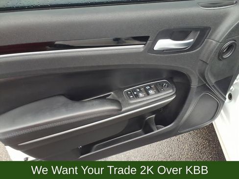 Used 2023 Chrysler 300 Touring L image 10