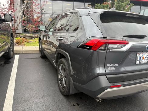 Used 2022 Toyota RAV4 Limited AWD/4WD image 4