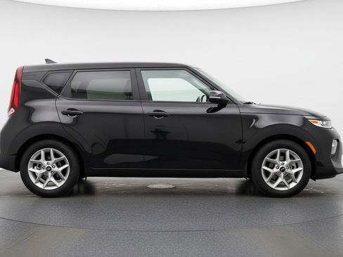 Used 2025 Kia Soul LX w/ LX Technology Package FWD image 11