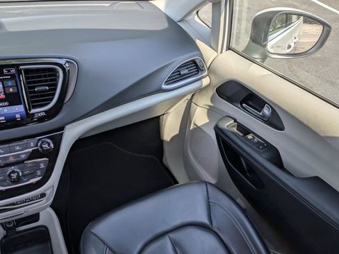 Used 2023 Chrysler Pacifica Touring-L FWD image 19