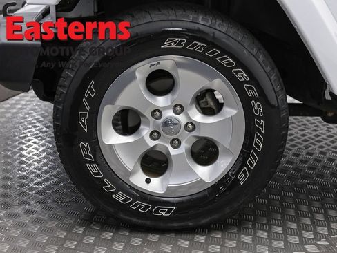 Used 2015 Jeep Wrangler Unlimited Sahara w/ Connectivity Group AWD/4WD image 32
