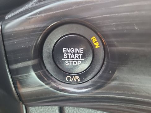 Used 2019 Jeep Grand Cherokee Laredo RWD image 31