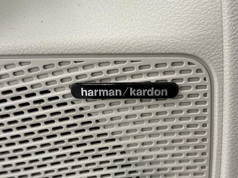 Used 2023 Chrysler Pacifica Limited w/ Uconnect Theater Family Group image 30