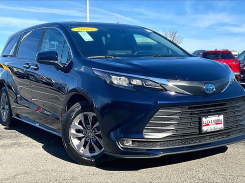 Used 2025 Toyota Sienna XLE FWD image 2