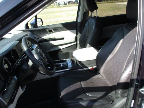 Used 2024 Kia Carnival LX image 10