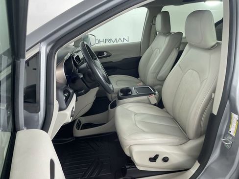 Used 2019 Chrysler Pacifica Touring-L Plus w/ Advanced Safetytec Group image 19