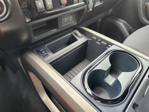 Used 2024 Nissan Titan SV w/ SV Bronze Edition Package image 28