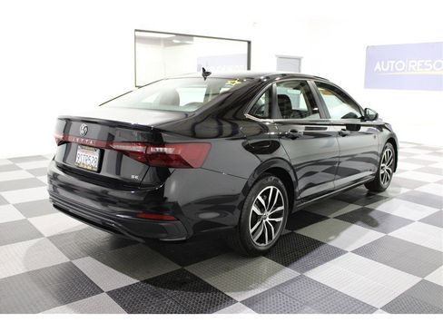 Used 2025 Volkswagen Jetta SE image 4