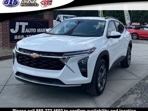 Used 2025 Chevrolet Trax LT FWD image 3