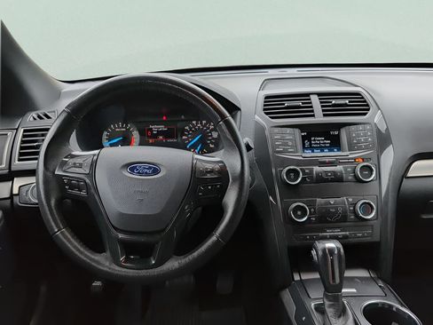 Used 2018 Ford Explorer XLT image 25