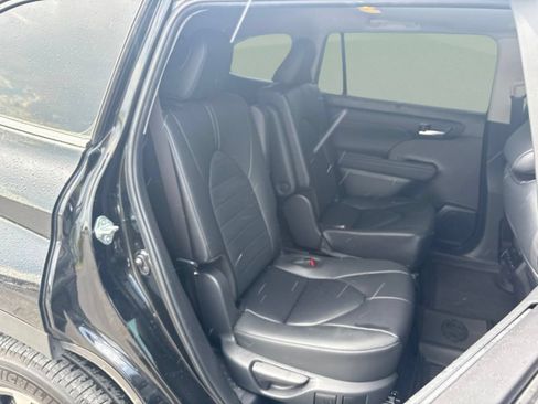 Used 2024 Toyota Highlander XLE FWD image 25