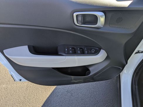 Used 2024 Hyundai Venue SEL image 11