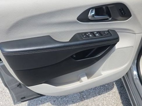 Used 2023 Chrysler Pacifica Touring-L FWD image 12