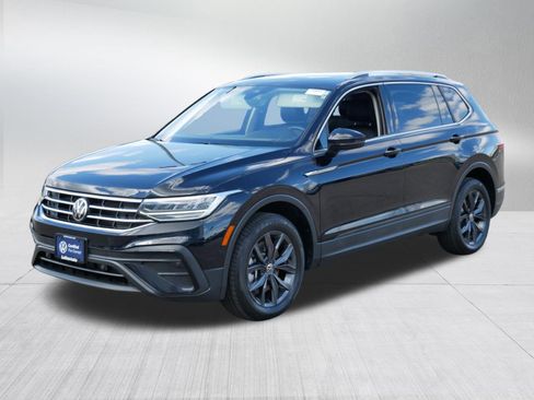 Used 2023 Volkswagen Tiguan SE w/ Panoramic Sunroof Package AWD/4WD image 3