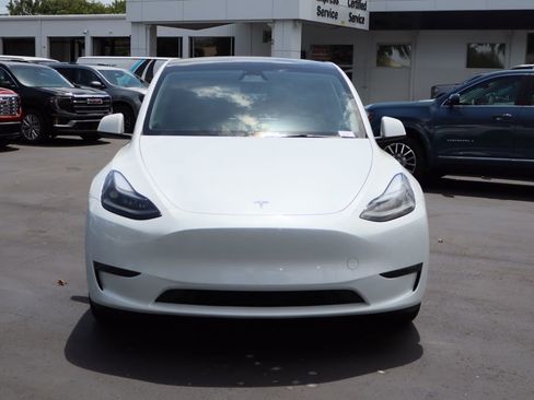 Used 2024 Tesla Model Y Long Range AWD/4WD image 4
