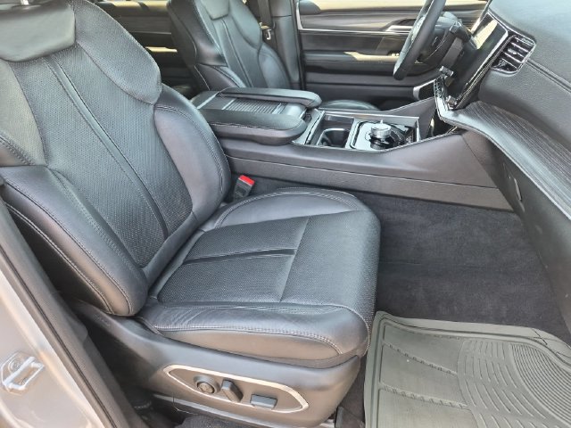 Used 2024 Jeep Wagoneer L Series II w/ Flexible Seating Group AWD/4WD image 21