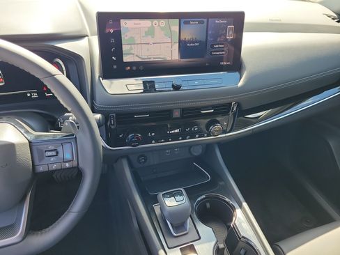 Certified 2025 Nissan Rogue SL FWD image 22