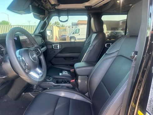Used 2025 Jeep Wrangler Unlimited Sahara AWD/4WD image 9