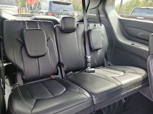 Used 2025 Chrysler Pacifica Select image 18