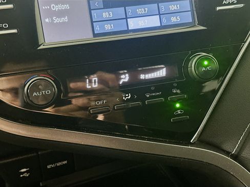 Used 2018 Toyota Camry SE w/ Convenience Package FWD image 23