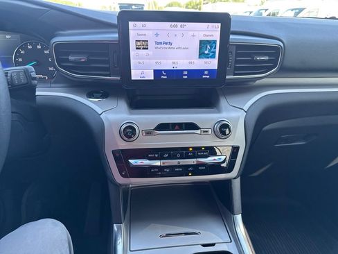 Used 2023 Ford Explorer XLT w/ Equipment Group 202A AWD/4WD image 19