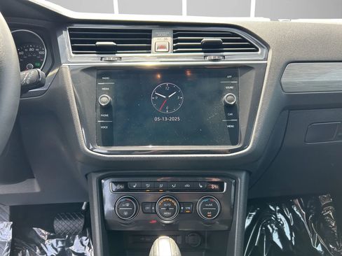 Used 2021 Volkswagen Tiguan SE image 17