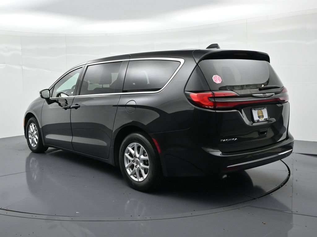 Used 2023 Chrysler Pacifica Touring-L FWD image 8