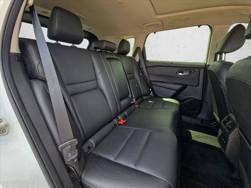 Used 2024 Nissan Rogue SV w/ SV Premium Package image 18