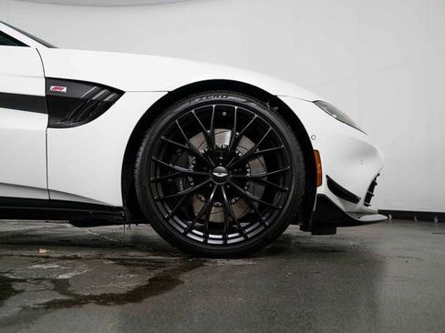 Used 2022 Aston Martin V8 Vantage Coupe image 11