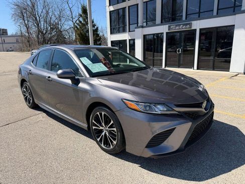 Used 2018 Toyota Camry SE image 3