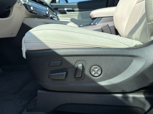 Used 2025 Kia Telluride SX w/ SX Captain's Chair Package FWD image 24