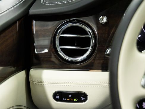 New 2026 Bentley Bentayga AWD/4WD image 33