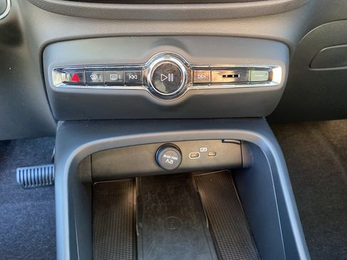 Used 2025 Volvo XC40 B5 Core image 40