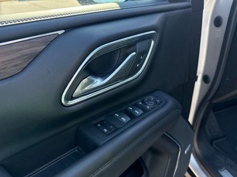 Used 2022 Chevrolet Suburban LT w/ LT Signature Package image 19