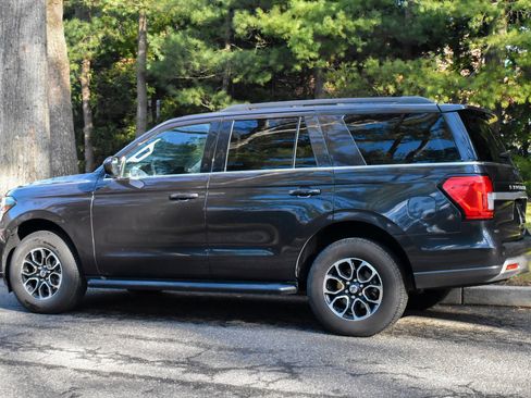 Used 2024 Ford Expedition XLT image 5