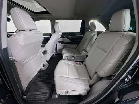 Used 2019 Toyota Highlander XLE image 30