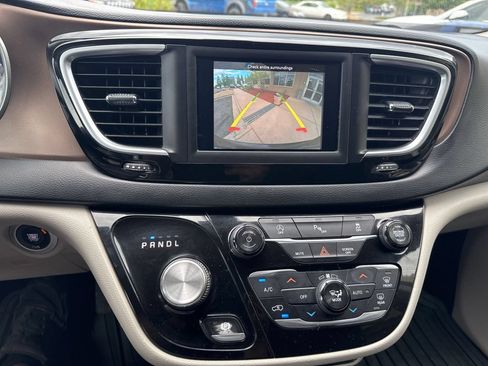 Used 2018 Chrysler Pacifica Touring Plus FWD image 31