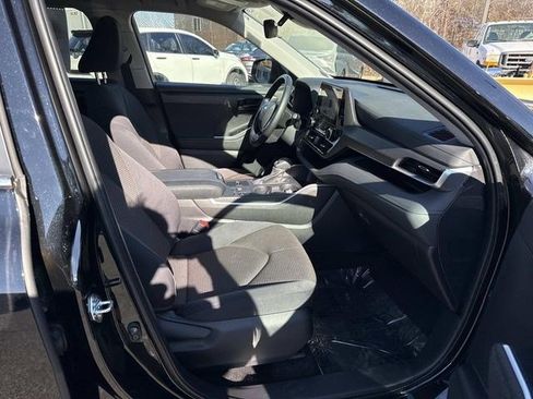Used 2025 Toyota Highlander XLE image 9