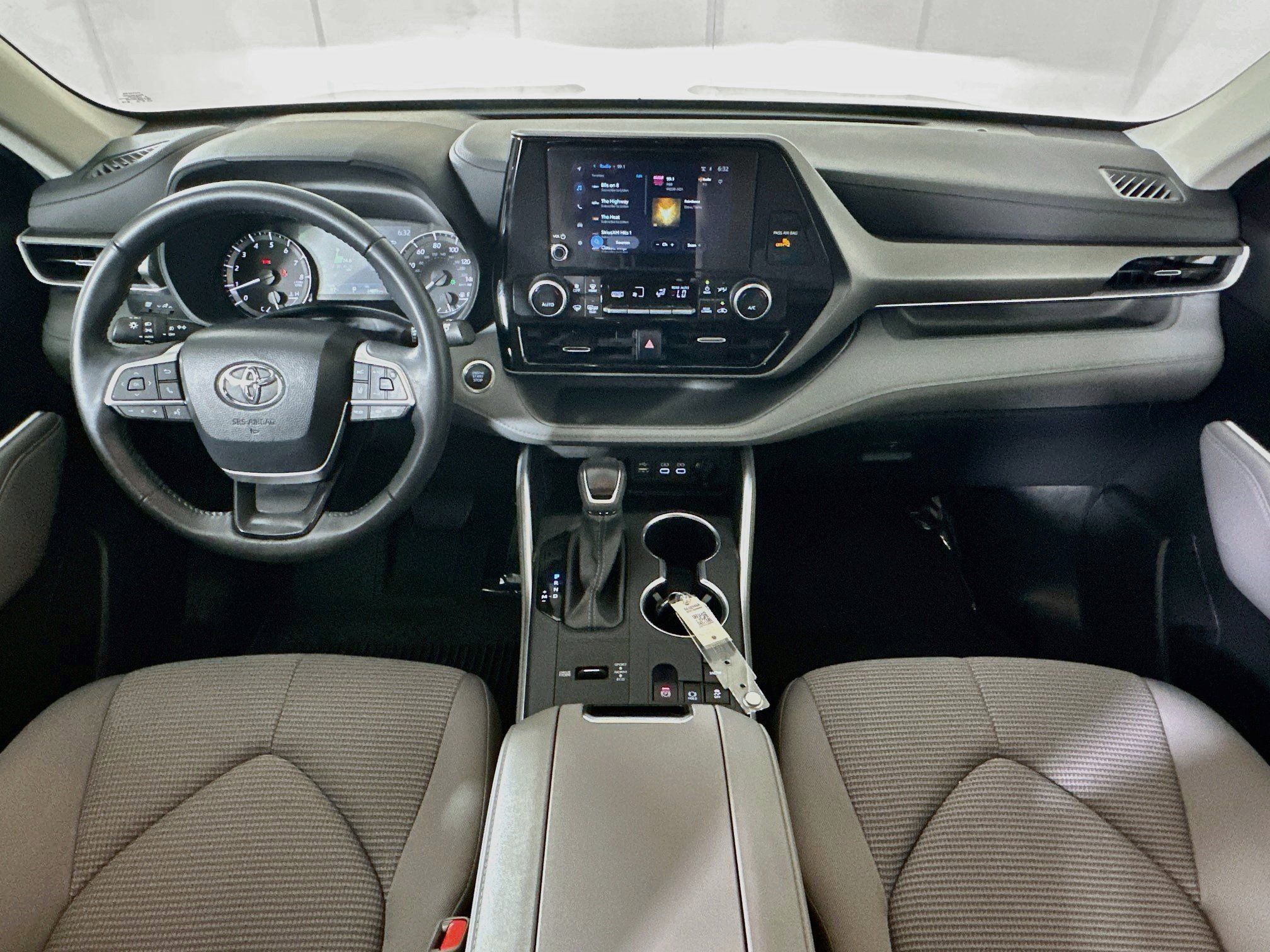 Used 2025 Toyota Highlander LE FWD image 27