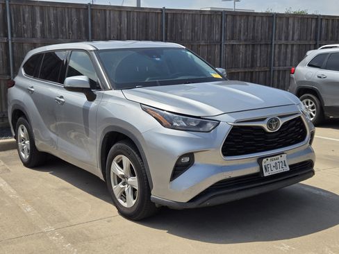 Used 2020 Toyota Highlander LE image 3