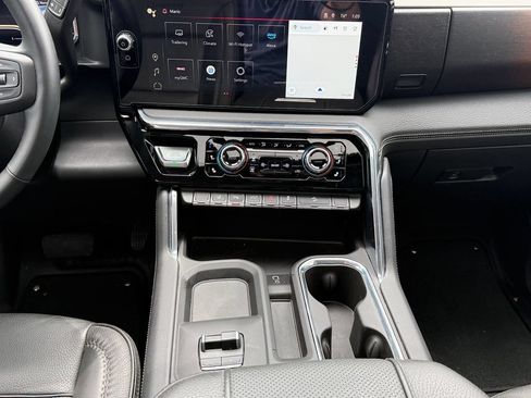 Used 2024 GMC Sierra 3500 Denali w/ Denali Reserve Package AWD/4WD image 16