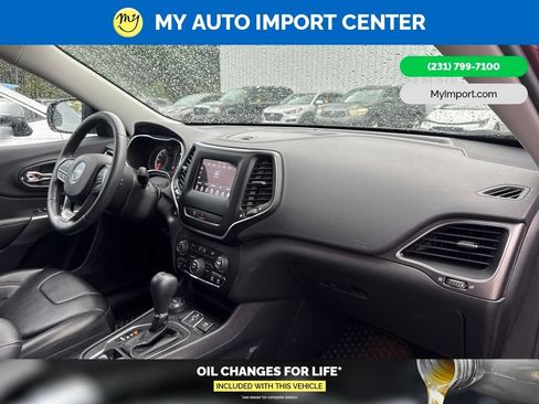 Used 2019 Jeep Cherokee Latitude Plus w/ Cold Weather Group AWD/4WD image 25