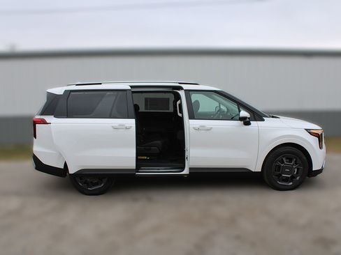 New 2026 Kia Carnival EX FWD image 5