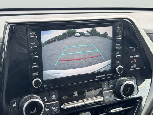 Used 2021 Toyota Highlander XLE FWD image 28