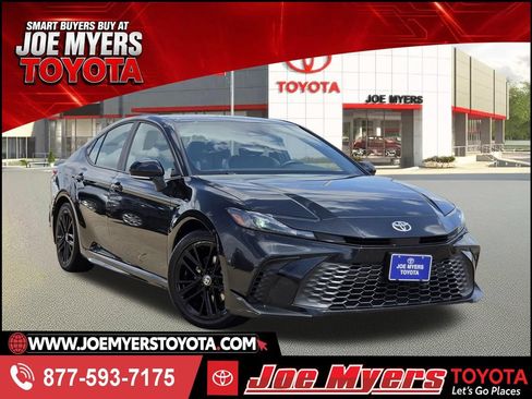 Used 2025 Toyota Camry SE FWD image 1