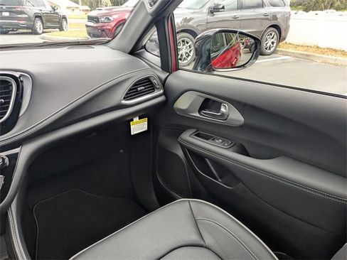 New 2026 Chrysler Pacifica Limited w/ S Appearance Package image 18