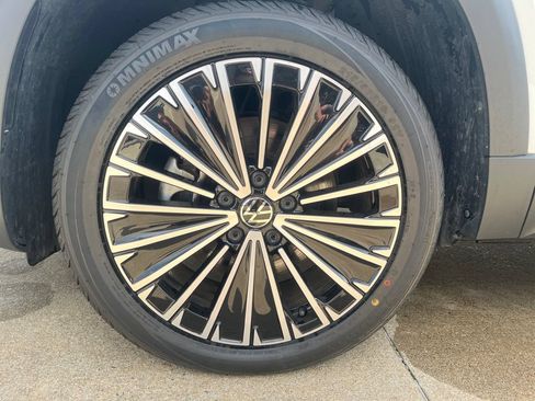 Used 2025 Volkswagen Taos SE FWD image 26
