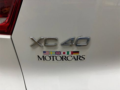Used 2019 Volvo XC40 T4 Momentum image 29